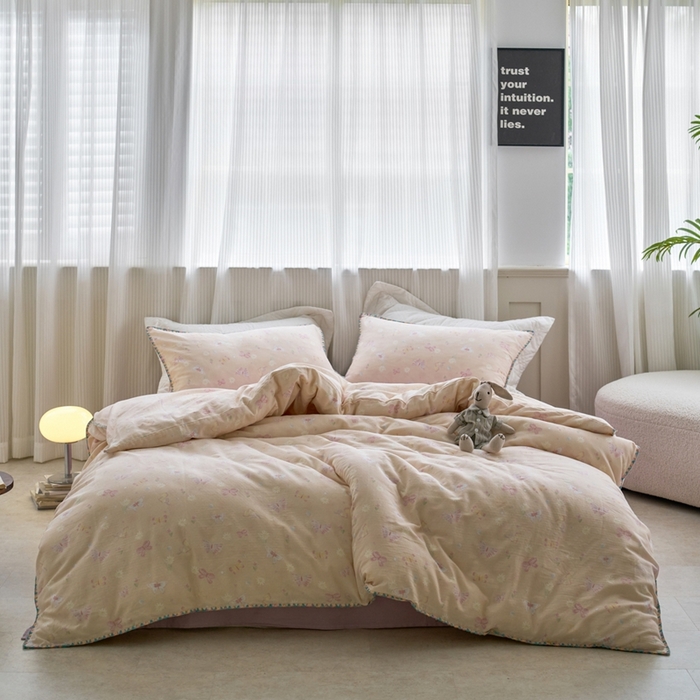 91家纺网 家纺一手货源 找家纺 洋铭区（原狠狠爱） 2025新款全棉彩边双层四件套 蝴蝶粉粉