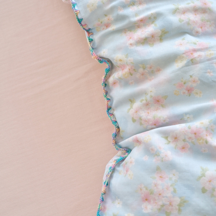 91家纺网 家纺一手货源 找家纺 洋铭区（原狠狠爱） 2025新款全棉彩边双层四件套 紫薇兰花