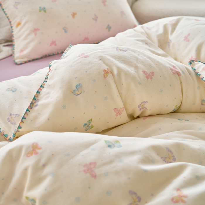 91家纺网 家纺一手货源 找家纺 洋铭区（原狠狠爱） 2025新款全棉彩边双层四件套 彩蝶仙子