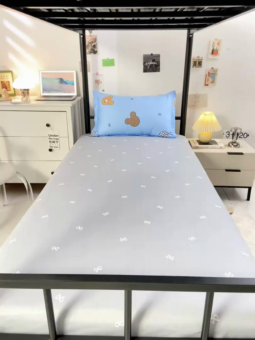 91家纺网 家纺一手货源 找家纺 上学郎家居 2025新款全棉13372学生三件套100棉单人床纯棉六件套学生宿舍床上用品 奇趣拾光-蓝
