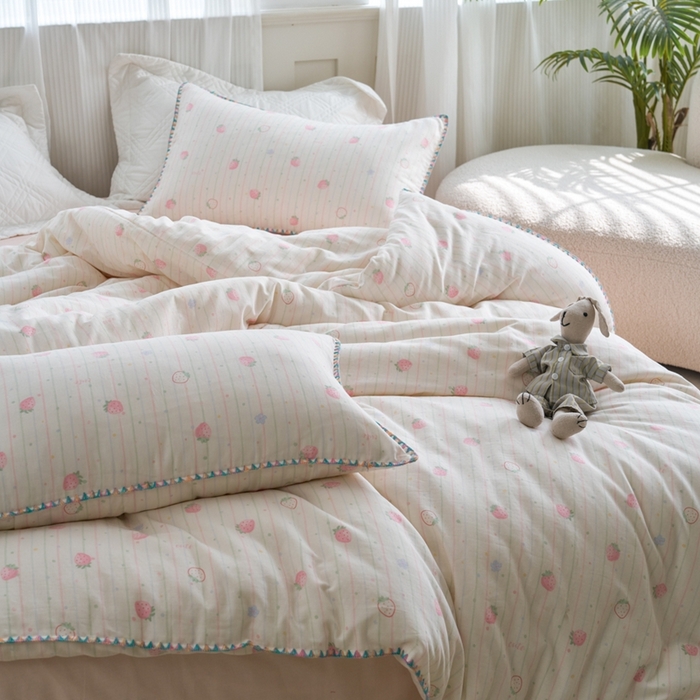 91家纺网 家纺一手货源 找家纺 洋铭区（原狠狠爱） 2025新款全棉彩边双层四件套 酸奶草莓