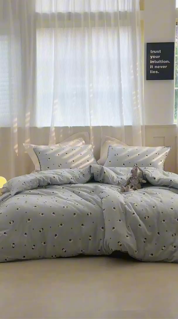 91家纺网 家纺一手货源 找家纺 洋铭区（原狠狠爱） 2025新款全棉彩边双层四件套 草莓小象