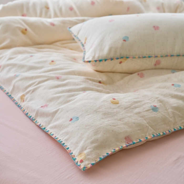 91家纺网 家纺一手货源 找家纺 洋铭区（原狠狠爱） 2025新款全棉彩边双层四件套 小奶糕