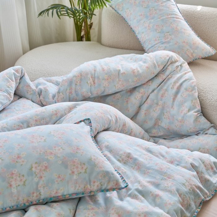 91家纺网 家纺一手货源 找家纺 洋铭区（原狠狠爱） 2025新款全棉彩边双层四件套 紫薇兰花