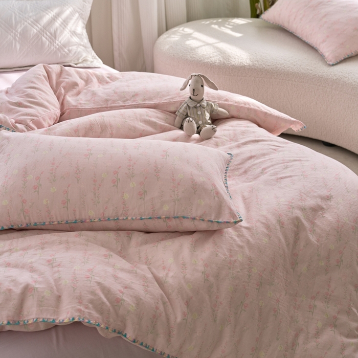 91家纺网 家纺一手货源 找家纺 洋铭区（原狠狠爱） 2025新款全棉彩边双层四件套 清香粉花