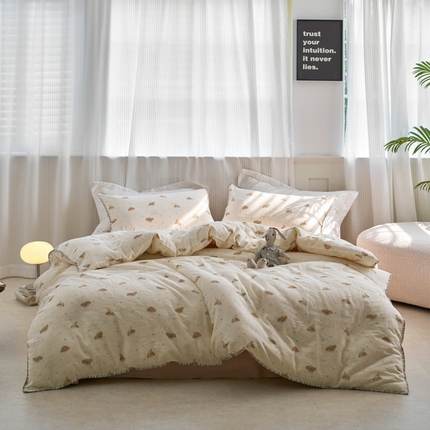 91家纺网 家纺一手货源 找家纺 洋铭区（原狠狠爱） 2025新款全棉彩边双层四件套 呼呼小熊