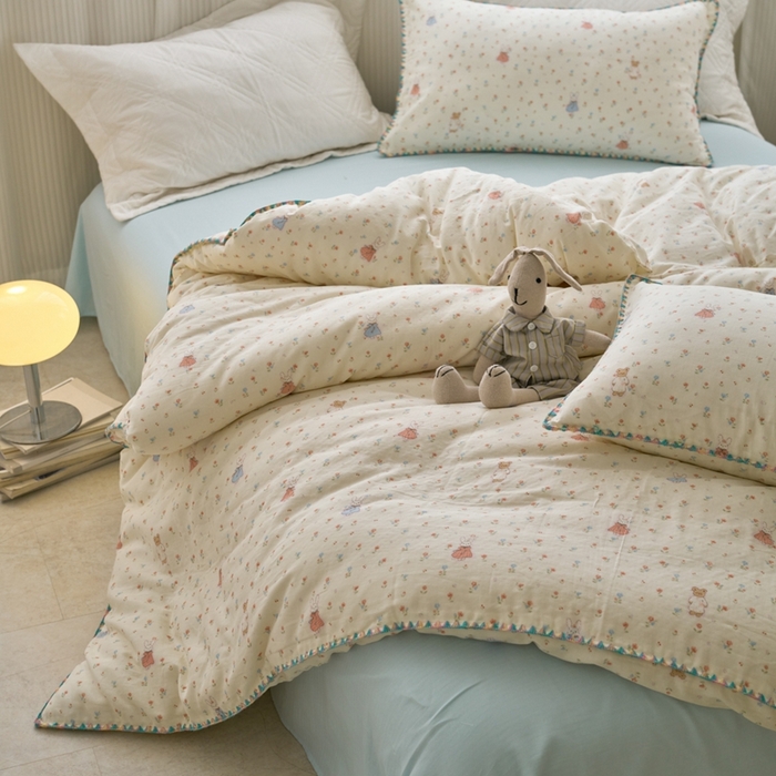 91家纺网 家纺一手货源 找家纺 洋铭区（原狠狠爱） 2025新款全棉彩边双层四件套 花田小兔