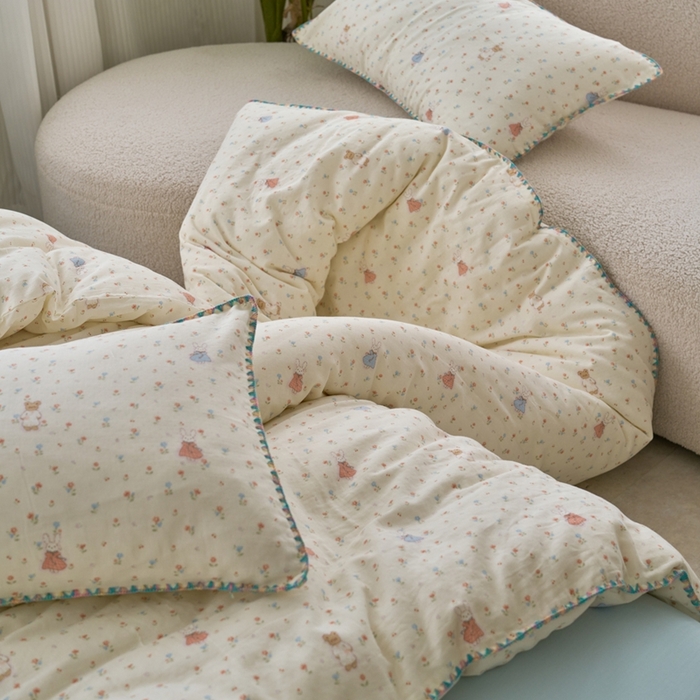 91家纺网 家纺一手货源 找家纺 洋铭区（原狠狠爱） 2025新款全棉彩边双层四件套 花田小兔