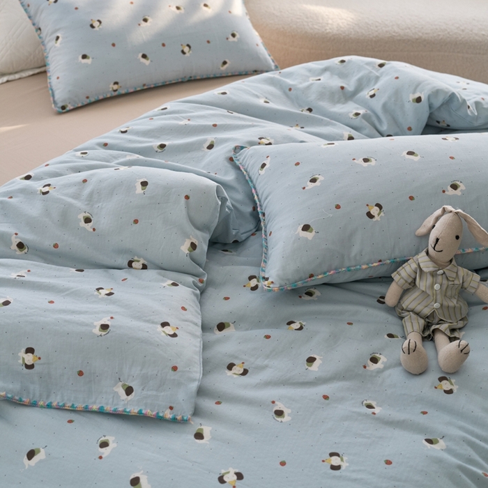 91家纺网 家纺一手货源 找家纺 洋铭区（原狠狠爱） 2025新款全棉彩边双层四件套 草莓小象