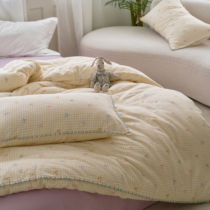 91家纺网 家纺一手货源 找家纺 洋铭区（原狠狠爱） 2025新款全棉彩边双层四件套 奶黄蝴蝶结