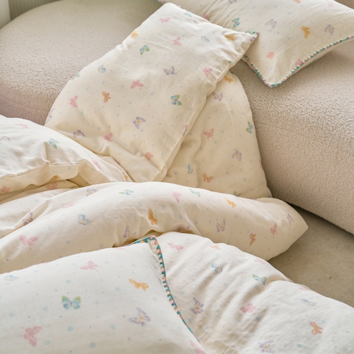 91家纺网 家纺一手货源 找家纺 洋铭区（原狠狠爱） 2025新款全棉彩边双层四件套 彩蝶仙子