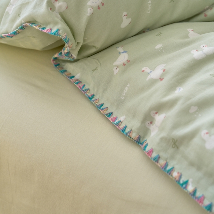 91家纺网 家纺一手货源 找家纺 洋铭区（原狠狠爱） 2025新款全棉彩边双层四件套 贝贝小鸭