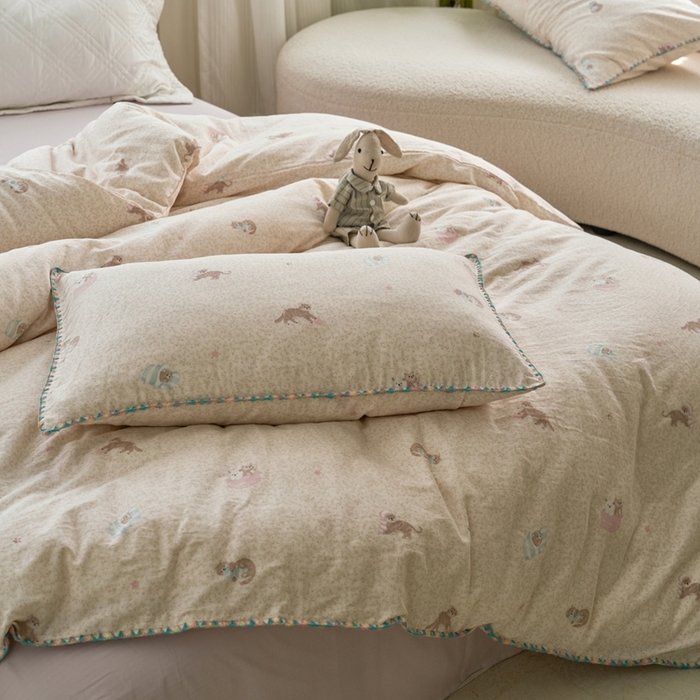 91家纺网 家纺一手货源 找家纺 洋铭区（原狠狠爱） 2025新款全棉彩边双层四件套 小懒猫