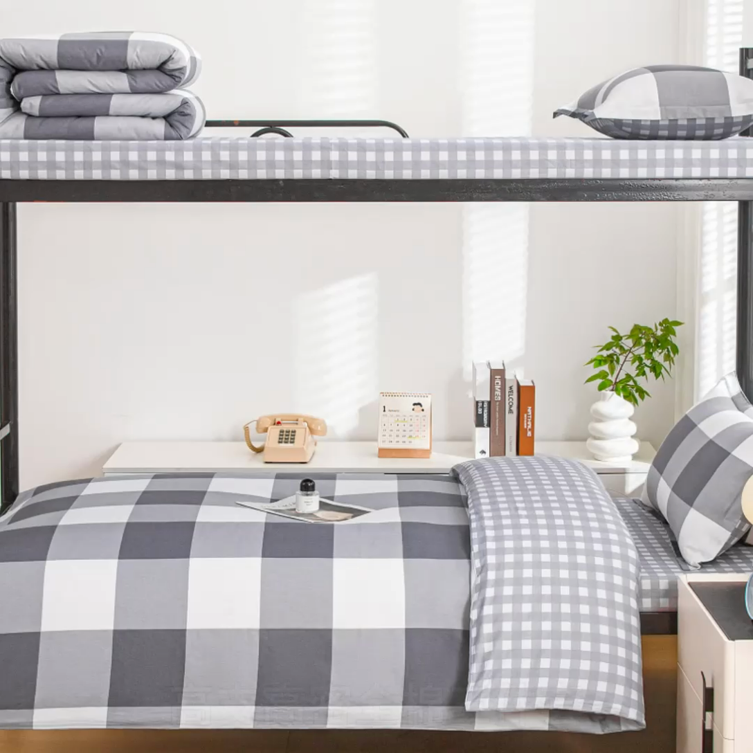 91家纺网 家纺一手货源 找家纺 乐旗家纺 2025新款A类AB版全棉环保印花学生上下铺宿舍三件套六件套 校园笔记-灰