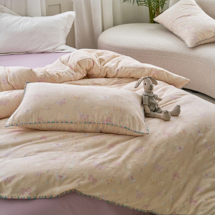 91家纺网 家纺一手货源 找家纺 洋铭区（原狠狠爱） 2025新款全棉彩边双层四件套 蝴蝶粉粉