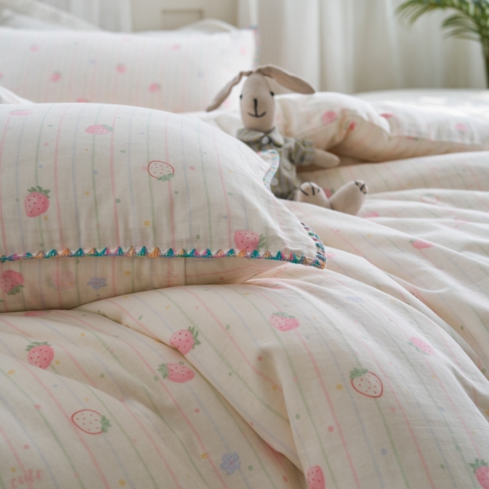 91家纺网 家纺一手货源 找家纺 洋铭区（原狠狠爱） 2025新款全棉彩边双层四件套 酸奶草莓