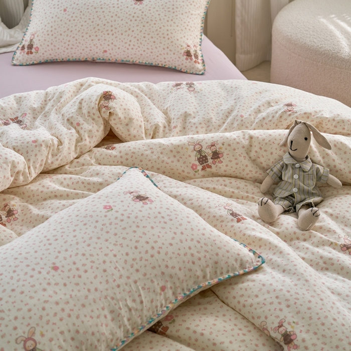 91家纺网 家纺一手货源 找家纺 洋铭区（原狠狠爱） 2025新款全棉彩边双层四件套 拉拉兔