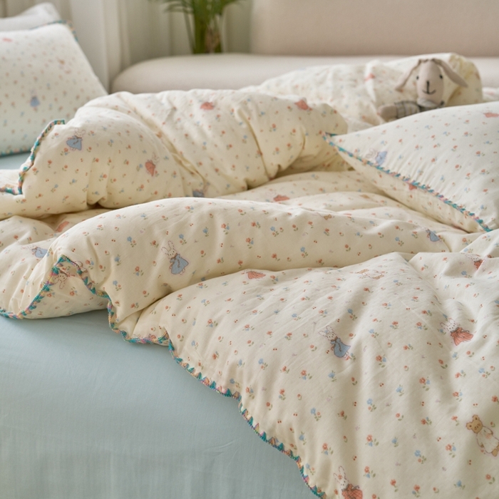 91家纺网 家纺一手货源 找家纺 洋铭区（原狠狠爱） 2025新款全棉彩边双层四件套 花田小兔