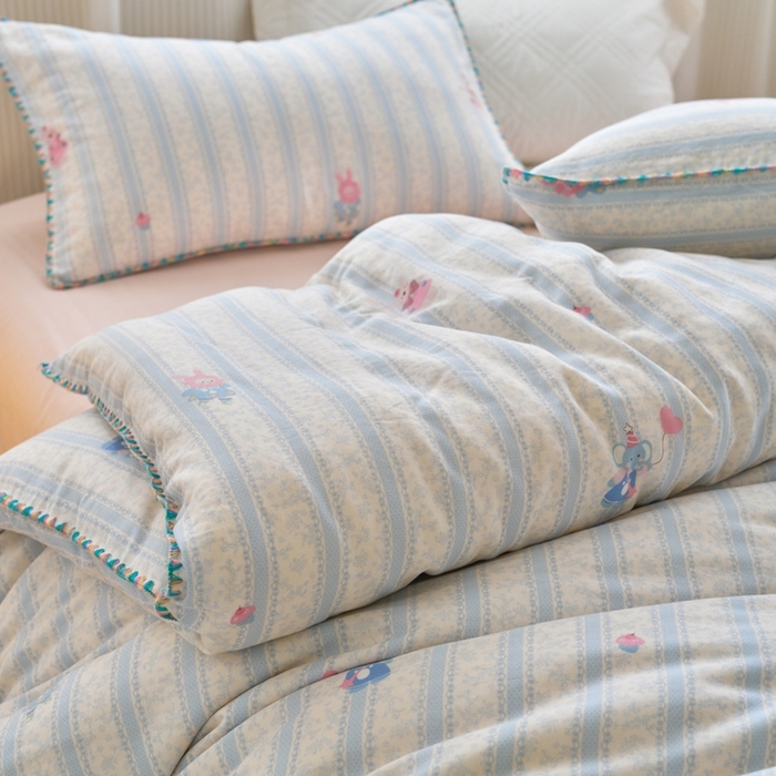 91家纺网 家纺一手货源 找家纺 洋铭区（原狠狠爱） 2025新款全棉彩边双层四件套 萌宝乐园