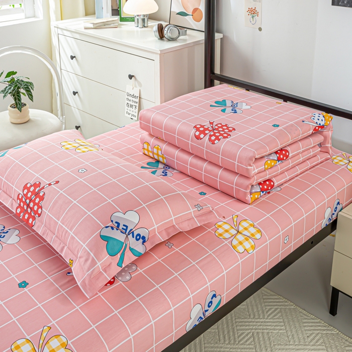 91家纺网 家纺一手货源 找家纺 上学郎家居 2025新款全棉13372学生三件套100棉单人床纯棉六件套学生宿舍床上用品 花季盛典-粉