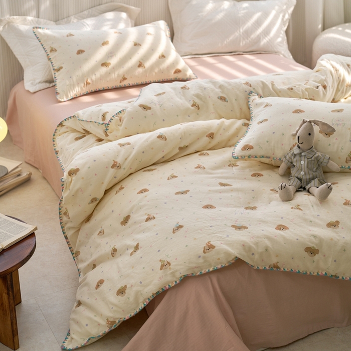 91家纺网 家纺一手货源 找家纺 洋铭区（原狠狠爱） 2025新款全棉彩边双层四件套 呼呼小熊