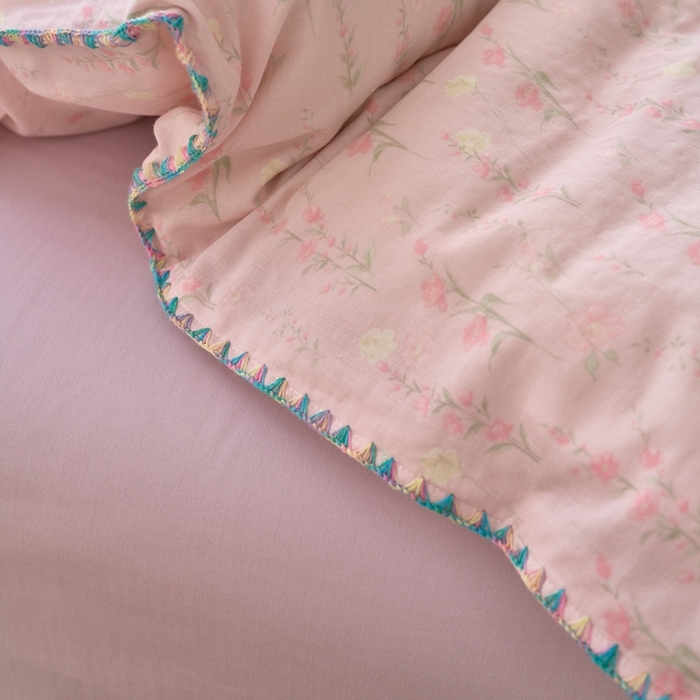 91家纺网 家纺一手货源 找家纺 洋铭区（原狠狠爱） 2025新款全棉彩边双层四件套 清香粉花