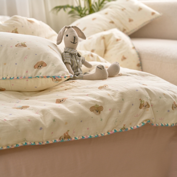 91家纺网 家纺一手货源 找家纺 洋铭区（原狠狠爱） 2025新款全棉彩边双层四件套 呼呼小熊