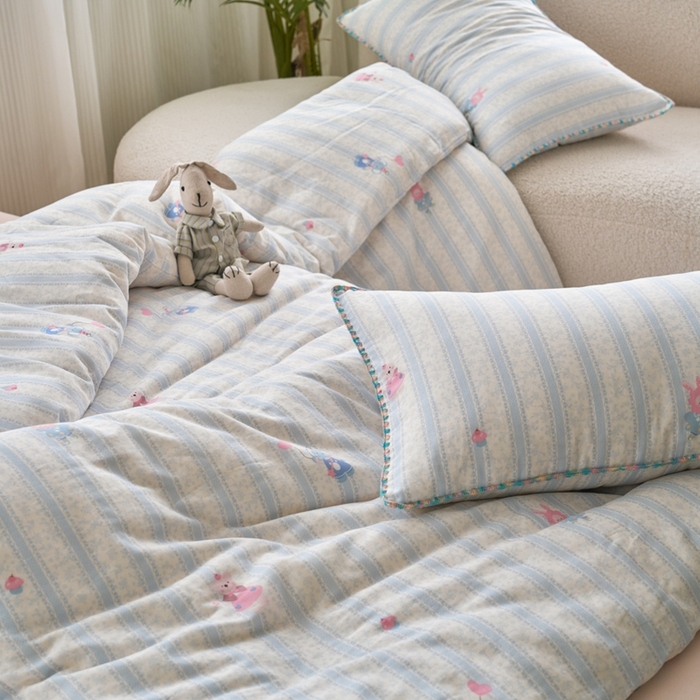 91家纺网 家纺一手货源 找家纺 洋铭区（原狠狠爱） 2025新款全棉彩边双层四件套 萌宝乐园