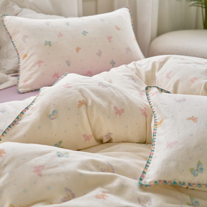 91家纺网 家纺一手货源 找家纺 洋铭区（原狠狠爱） 2025新款全棉彩边双层四件套 彩蝶仙子