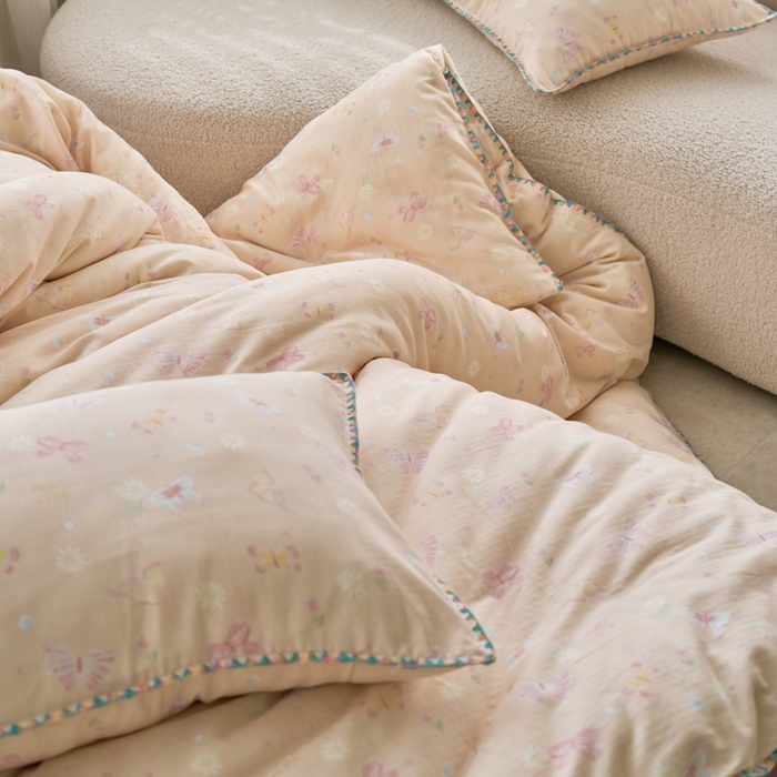 91家纺网 家纺一手货源 找家纺 洋铭区（原狠狠爱） 2025新款全棉彩边双层四件套 蝴蝶粉粉