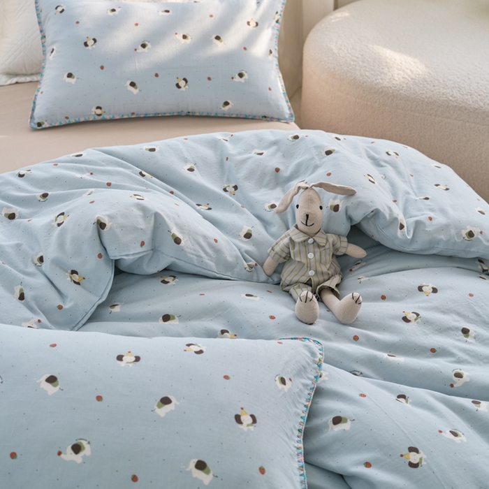 91家纺网 家纺一手货源 找家纺 洋铭区（原狠狠爱） 2025新款全棉彩边双层四件套 草莓小象