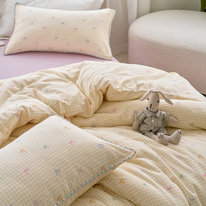 91家纺网 家纺一手货源 找家纺 洋铭区（原狠狠爱） 2025新款全棉彩边双层四件套 奶黄蝴蝶结