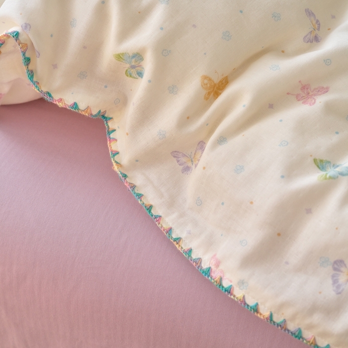 91家纺网 家纺一手货源 找家纺 洋铭区（原狠狠爱） 2025新款全棉彩边双层四件套 彩蝶仙子