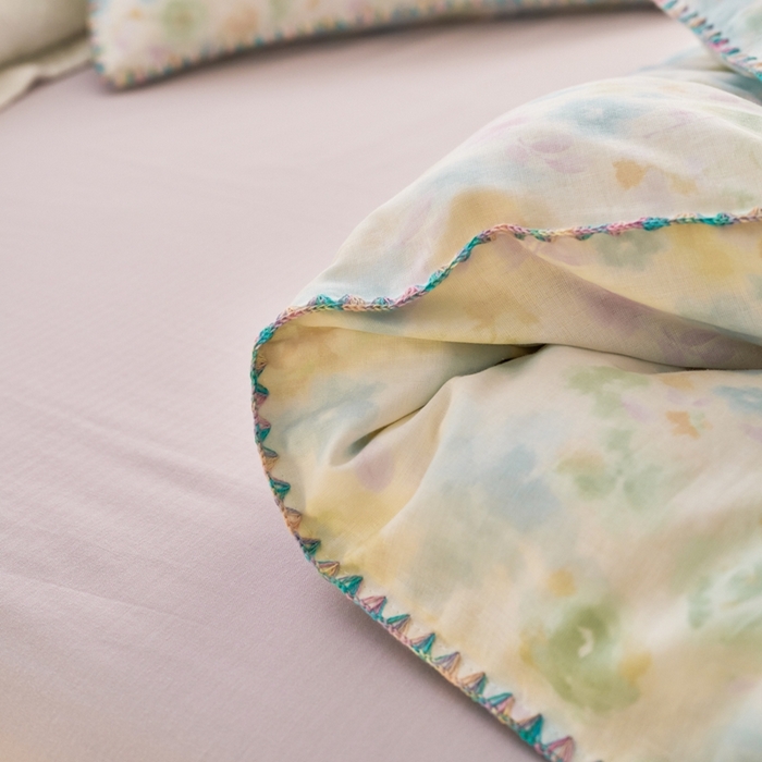 91家纺网 家纺一手货源 找家纺 洋铭区（原狠狠爱） 2025新款全棉彩边双层四件套 仙花朵朵