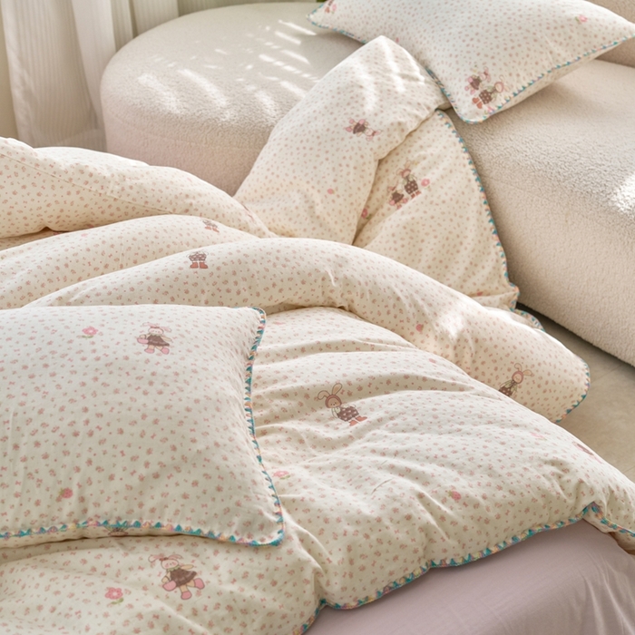 91家纺网 家纺一手货源 找家纺 洋铭区（原狠狠爱） 2025新款全棉彩边双层四件套 拉拉兔