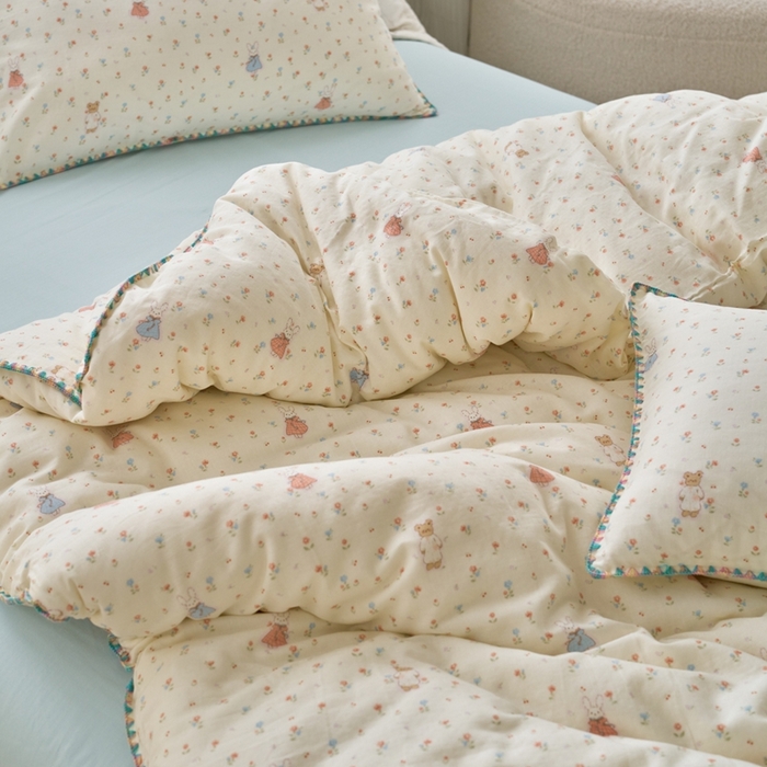 91家纺网 家纺一手货源 找家纺 洋铭区（原狠狠爱） 2025新款全棉彩边双层四件套 花田小兔