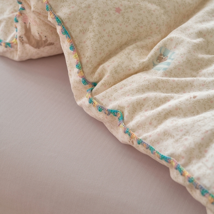 91家纺网 家纺一手货源 找家纺 洋铭区（原狠狠爱） 2025新款全棉彩边双层四件套 小懒猫