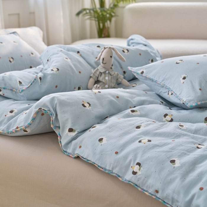 91家纺网 家纺一手货源 找家纺 洋铭区（原狠狠爱） 2025新款全棉彩边双层四件套 草莓小象