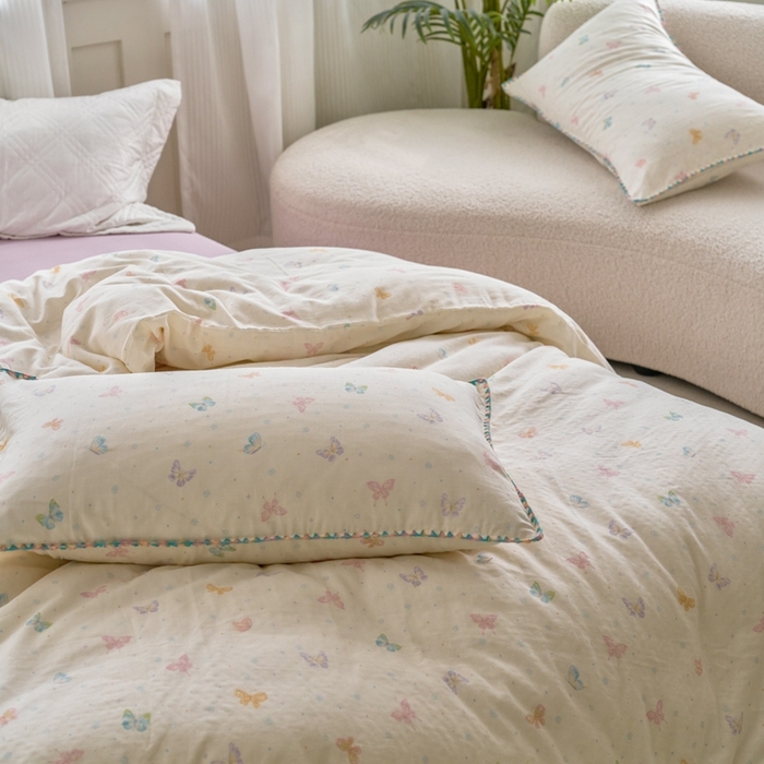 91家纺网 家纺一手货源 找家纺 洋铭区（原狠狠爱） 2025新款全棉彩边双层四件套 彩蝶仙子