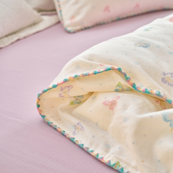 91家纺网 家纺一手货源 找家纺 洋铭区（原狠狠爱） 2025新款全棉彩边双层四件套 彩蝶仙子