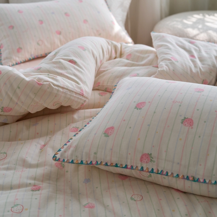 91家纺网 家纺一手货源 找家纺 洋铭区（原狠狠爱） 2025新款全棉彩边双层四件套 酸奶草莓