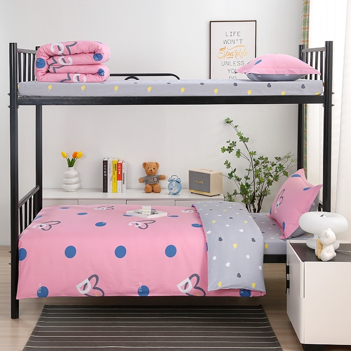 91家纺网 家纺一手货源 找家纺 乐旗家纺 2025新款A类AB版全棉环保印花学生上下铺宿舍三件套六件套 字母甜心