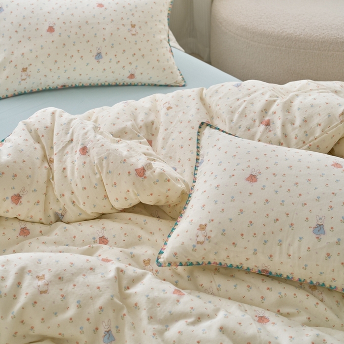 91家纺网 家纺一手货源 找家纺 洋铭区（原狠狠爱） 2025新款全棉彩边双层四件套 花田小兔