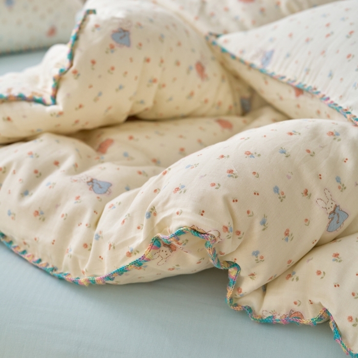 91家纺网 家纺一手货源 找家纺 洋铭区（原狠狠爱） 2025新款全棉彩边双层四件套 花田小兔