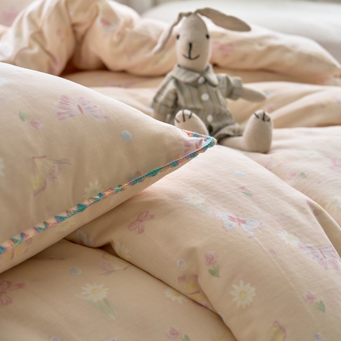 91家纺网 家纺一手货源 找家纺 洋铭区（原狠狠爱） 2025新款全棉彩边双层四件套 蝴蝶粉粉