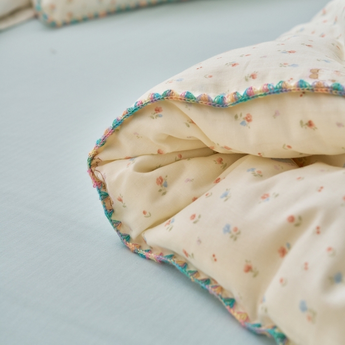 91家纺网 家纺一手货源 找家纺 洋铭区（原狠狠爱） 2025新款全棉彩边双层四件套 花田小兔