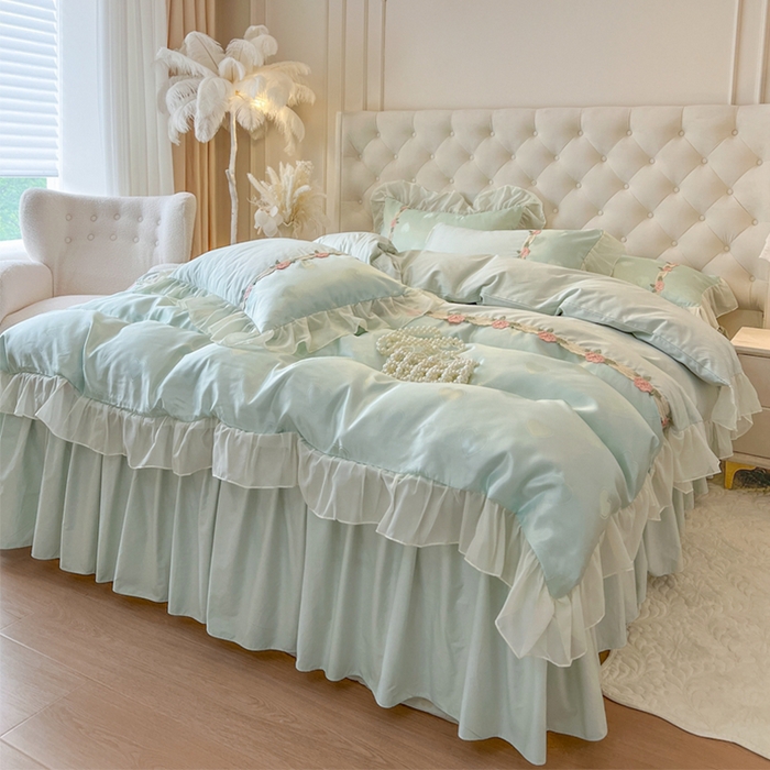 91家纺网 家纺一手货源 找家纺 瑞宝 2025新款法式花边全棉贡缎提花床裙款四件套-梦之语（控价265起） 梦之语-青柠绿