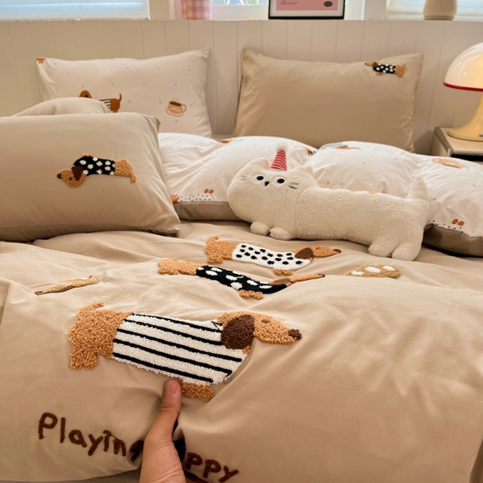 91家纺网 家纺一手货源 找家纺 如一 2025新款A类卡通印加毛巾绣水洗云朵棉四件套（提供买家秀） 腊肠犬