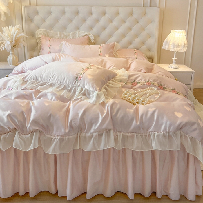 91家纺网 家纺一手货源 找家纺 瑞宝 2025新款法式花边全棉贡缎提花床裙款四件套-梦之语（控价265起） 梦之语-蜜粉