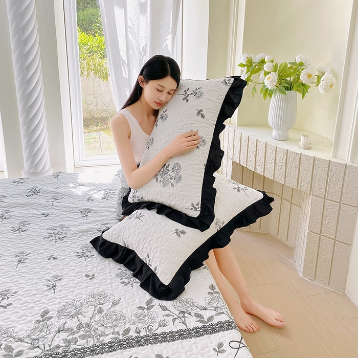 91家纺网 家纺一手货源 找家纺 雨彤家纺2025新款赫本风水洗棉夹棉花边枕套 爱丽莎